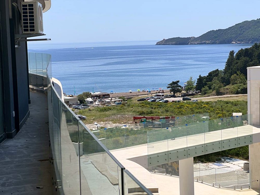 amforaproperty.com/Na prodaju jednosoban stan 37m2 sa pogledom na more u novom kompleksu Skyline Resort u Bečićima.